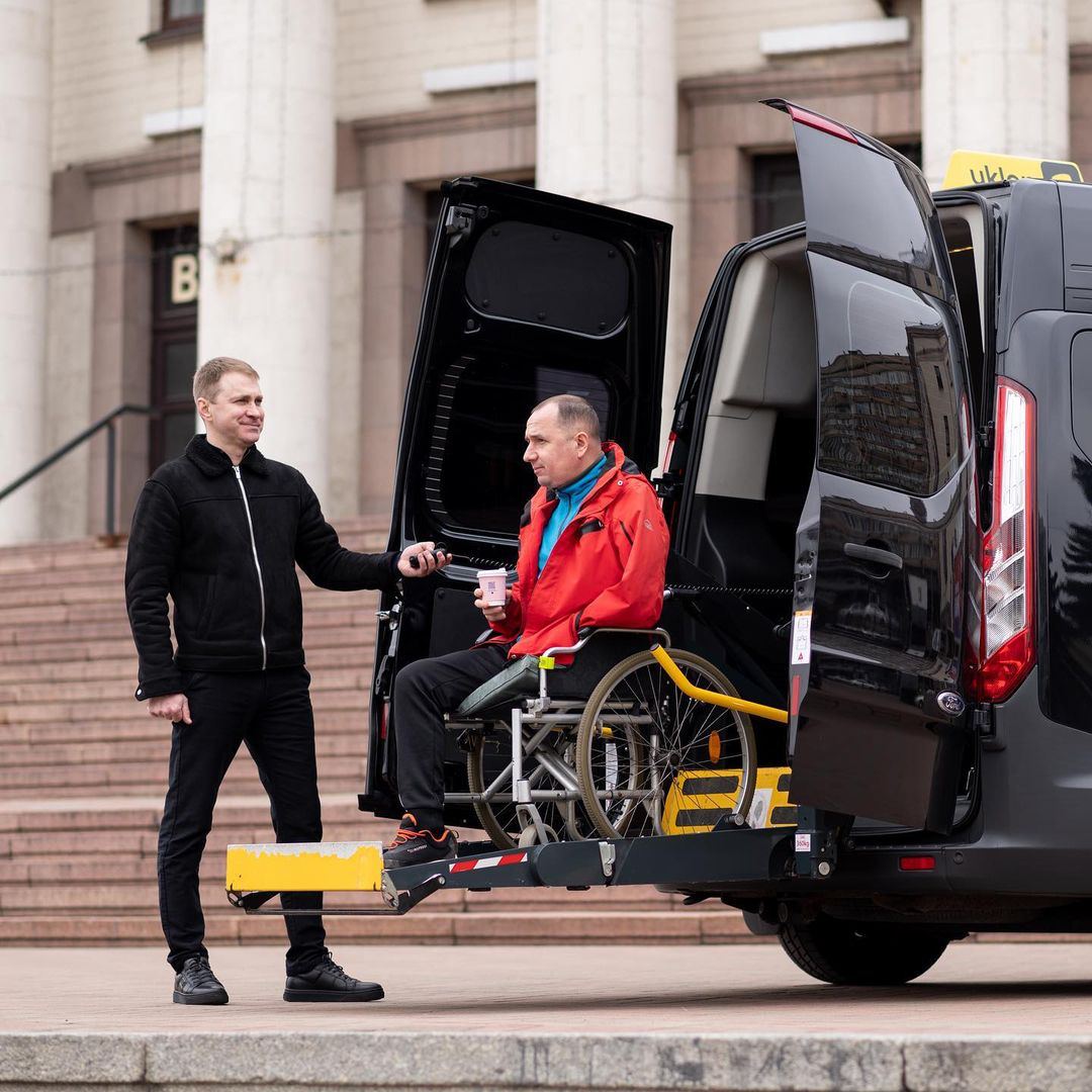 У людей з інвалідністю з‘явилася можливість безперешкодно пересуватися на спеціально оснащених авто Uklon