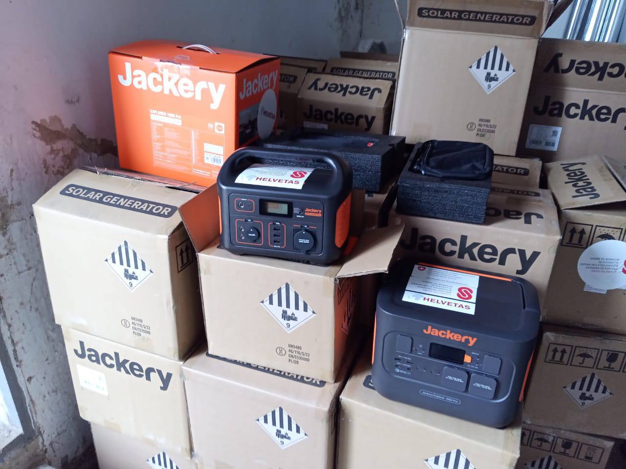 Швейцарська організація передала 72 зарядні станції «Jackery» Харкову