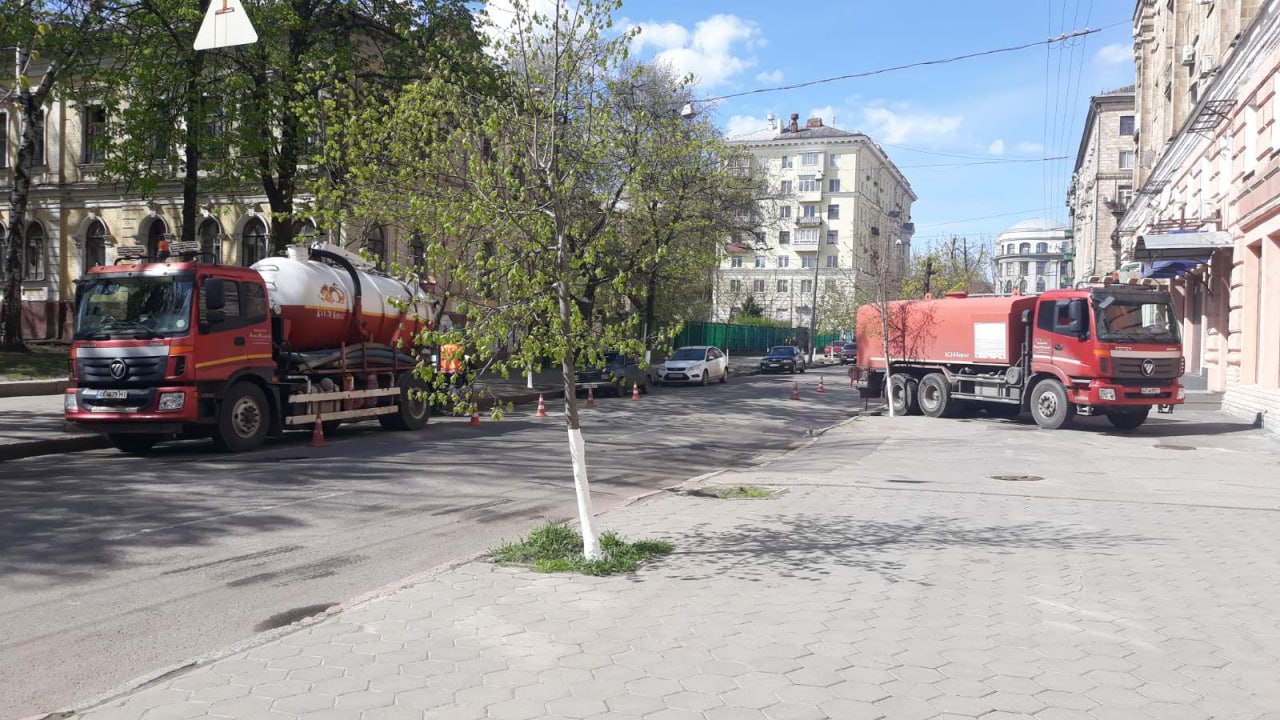 Харківські комунальники продовжують весняне прибирання