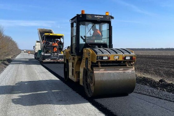 На Харківщині у деокупованій частині Чугуївського району ремонтують дорогу