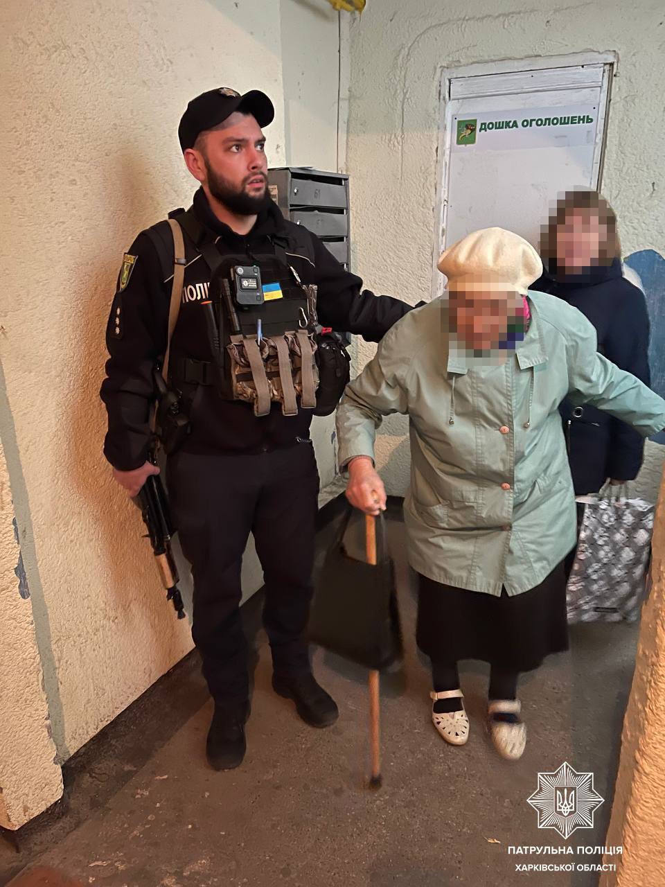 Харківські патрульні допомогли літній жінці повернутися додому