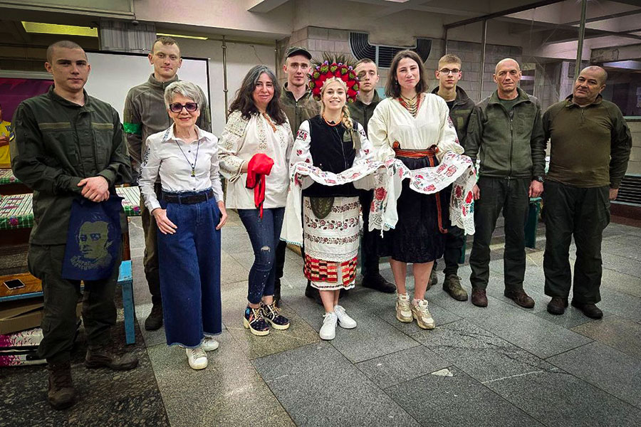 Волонтери познайомили харківських гвардійців зі 100-річними вишиванками