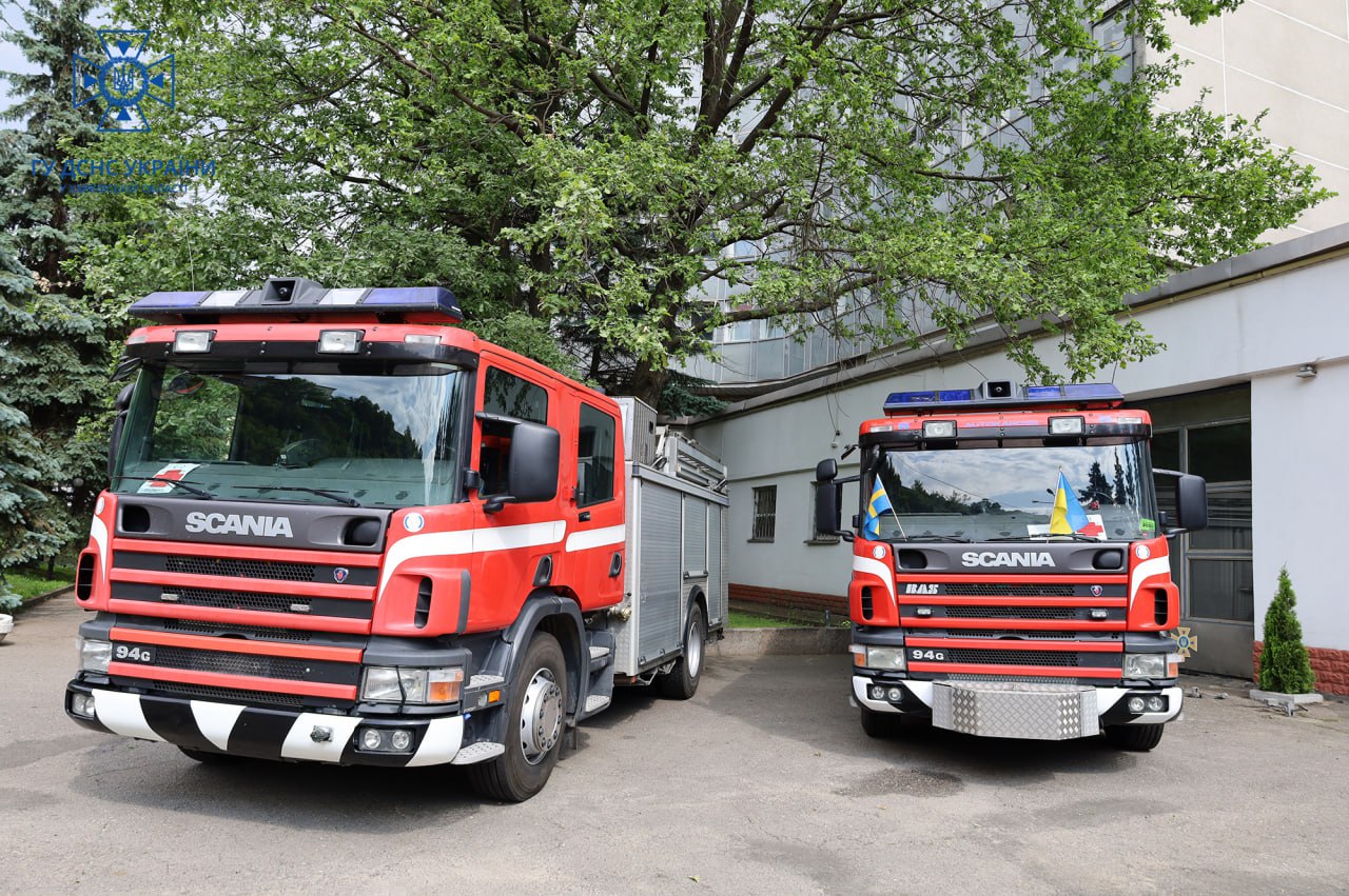 Швеція надала харківським рятувальникам пожежні машини