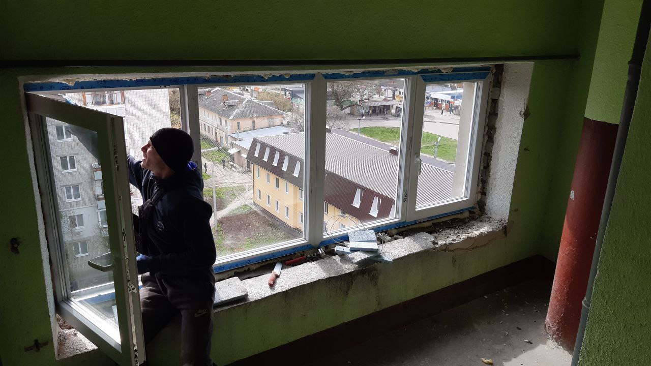 Вікна, покрівлі, під’їзди: в яких будинках сьогодні працюють комунальники