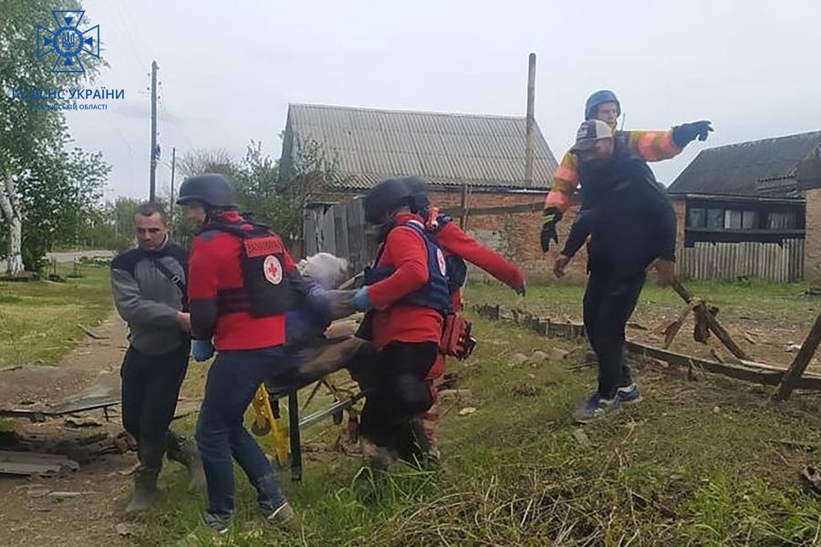 В Вовчанську після обстрілу рятувальники дістали з-під завалів жінку