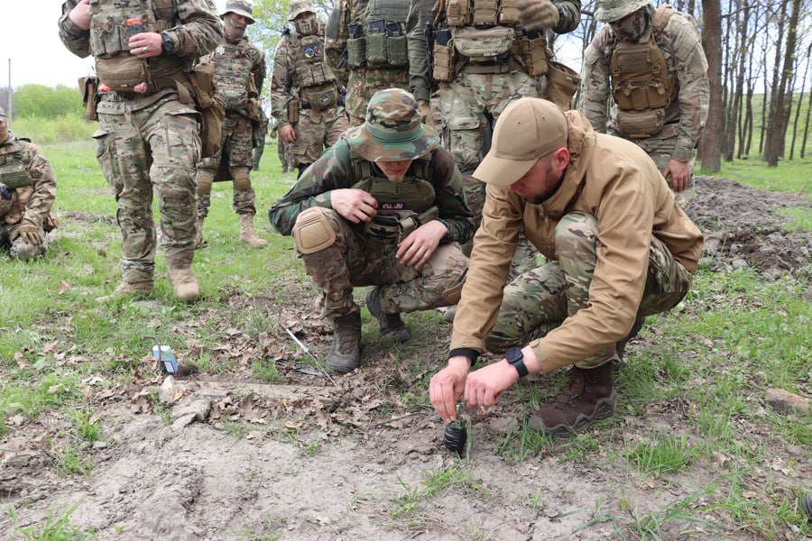 Життєво необхідні навички: розвідники «Гвардії наступу» тренуються знешкоджувати міни
