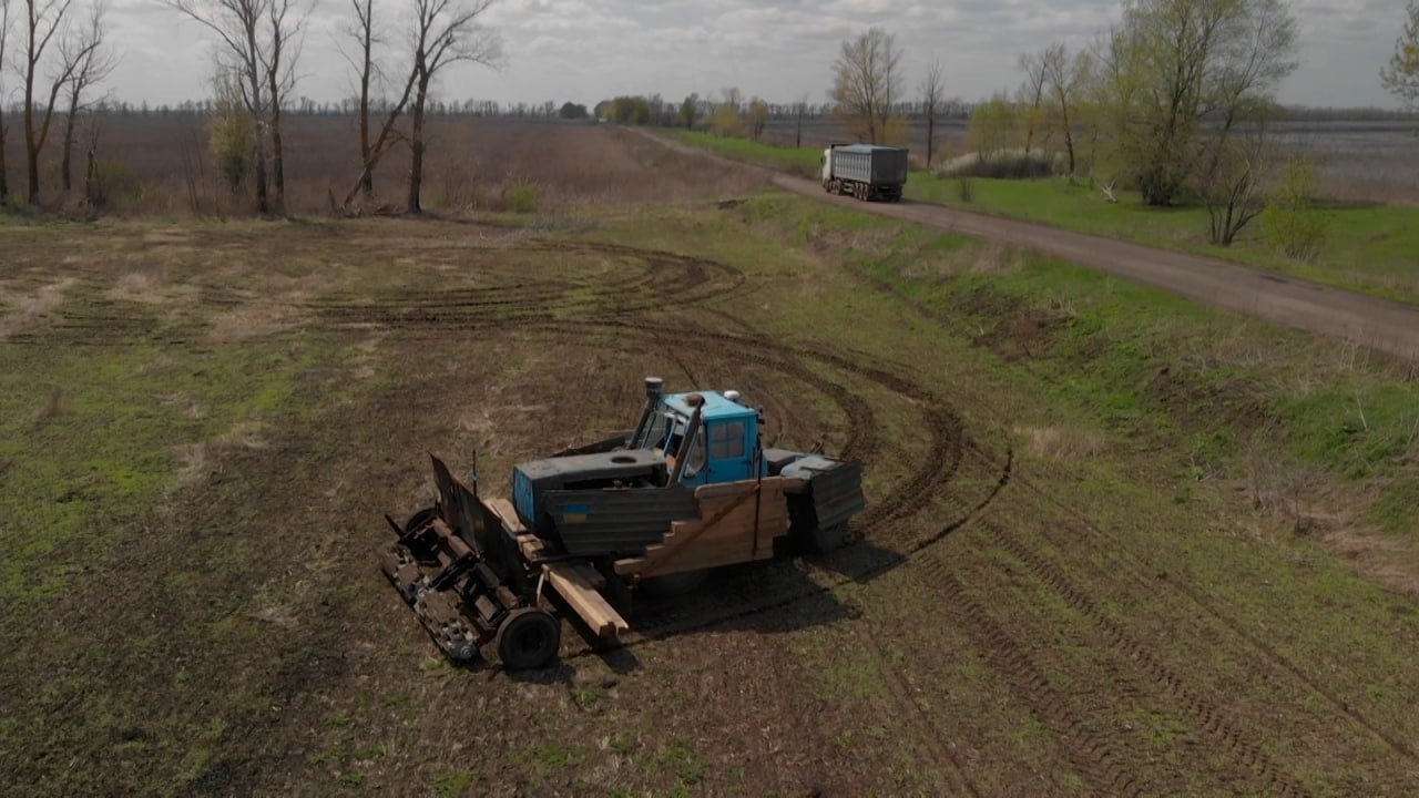 Броньований, радіокерований: на Харківщині аграрії створили унікальний трактор для розмінування полів