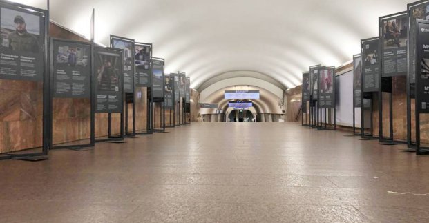 У метро Харкова відкрилася фотовиставка «Міста та їхні герої»