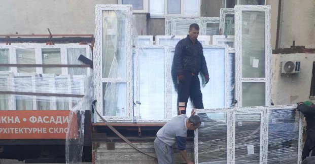 У Харкові після обстрілу відновлюють будівлі