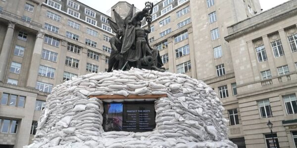 У Ліверпулі пам’ятник Нельсону обклали мішками з піском задля підтримки України