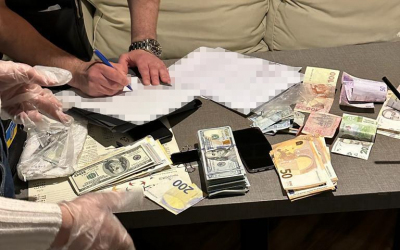 У Харкові впіймали прокурора на хабарі у 35 тисяч доларів