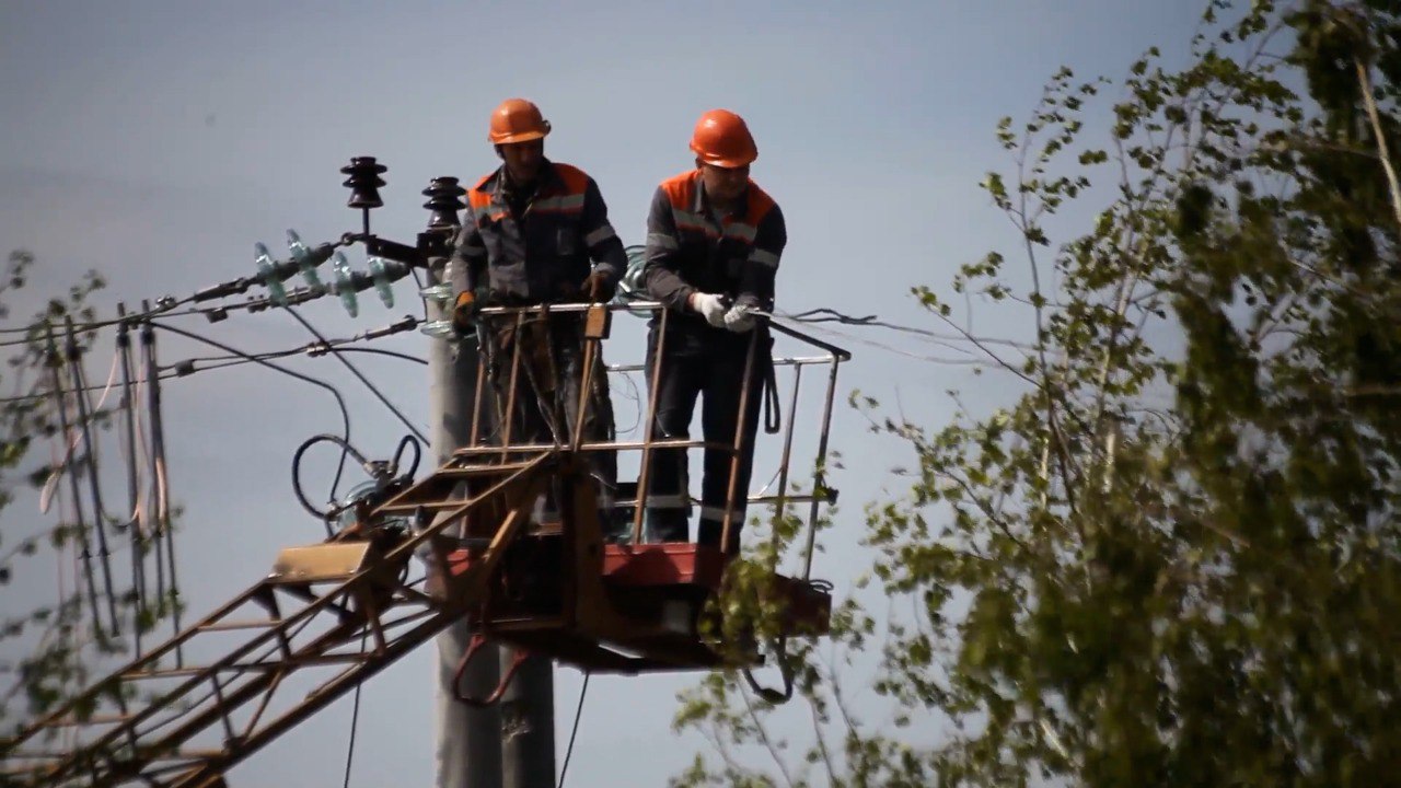 Триває робота з підключення електрики на Харківщині. Скільки населених пунктів досі залишаються без світла?