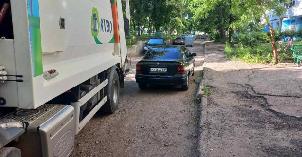 Харківські водії перекривають проїзд спецтехніки комунальників