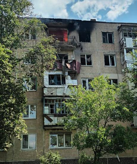У селі Стрілеча на Харківщині окупанти обстріляли з танка житловий будинок