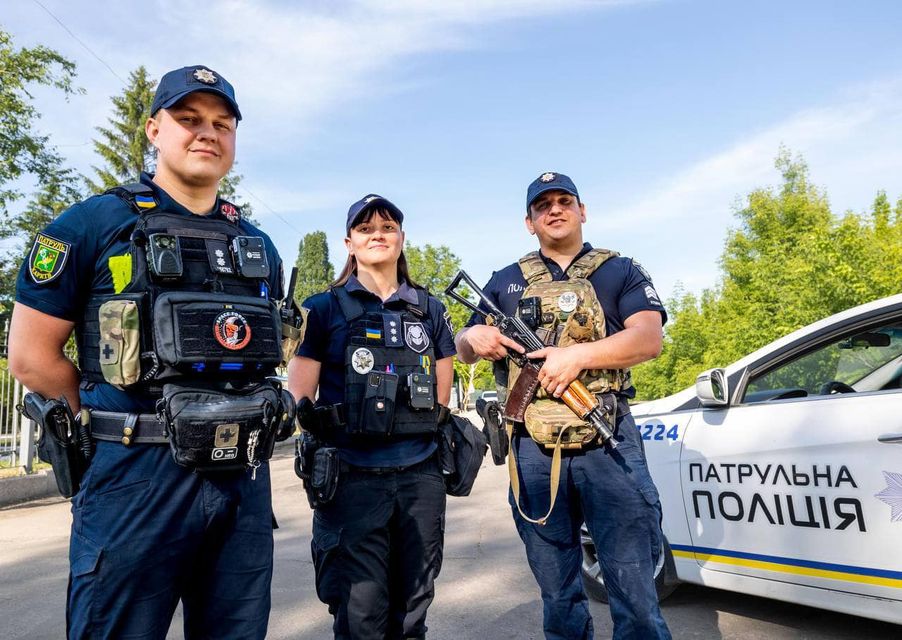 Харківська поліція дістала з-під завалів жінку