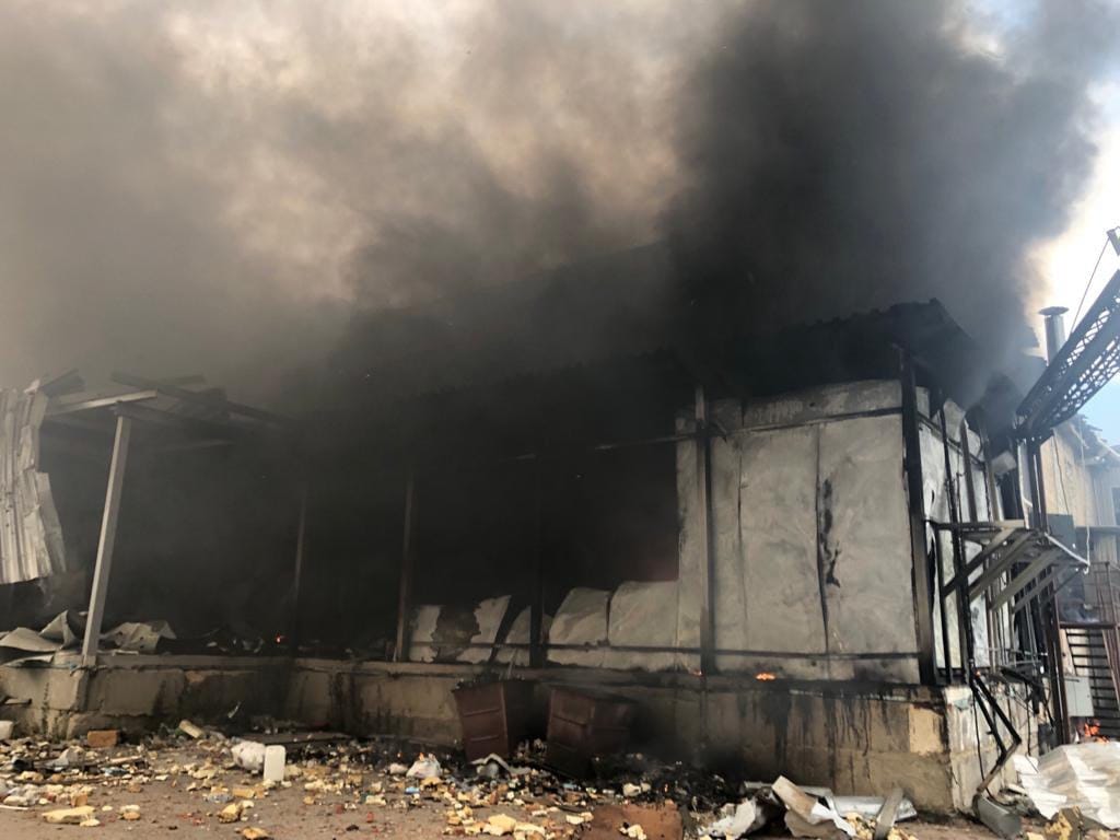 Окупанти обстріляли приватне підприємство у Вовчанську: сталася масштабна пожежа