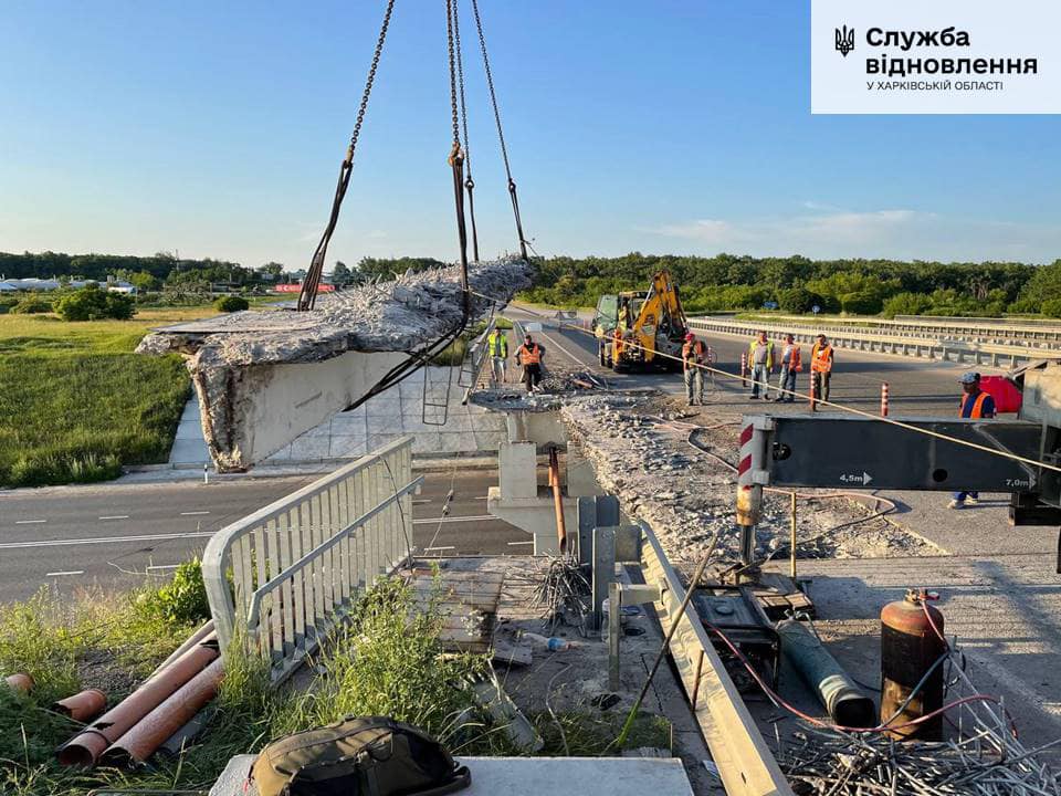 Дорожники приводять до ладу сім мостів та відбудовують ще 11 зруйнованих споруд на Харківщині