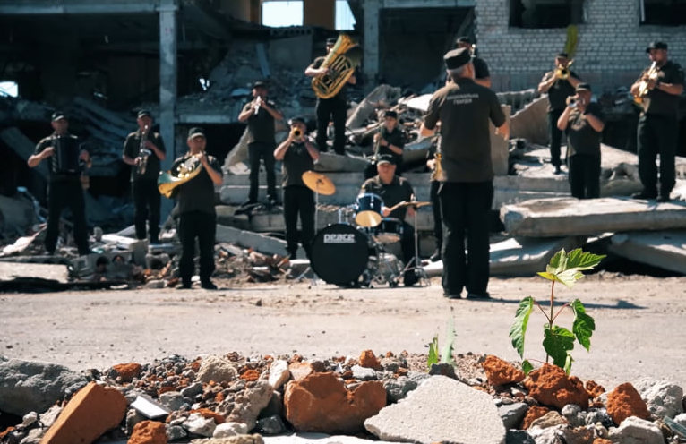 У пам’ять про загиблих гвардійців: музиканти НГУ зіграли «Стефанію» на руїнах зруйнованої авіаударом казарми