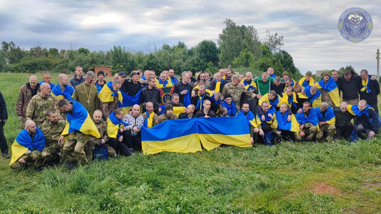 Сьогодні в Україну повернулося з полону ще 95 українських захисників