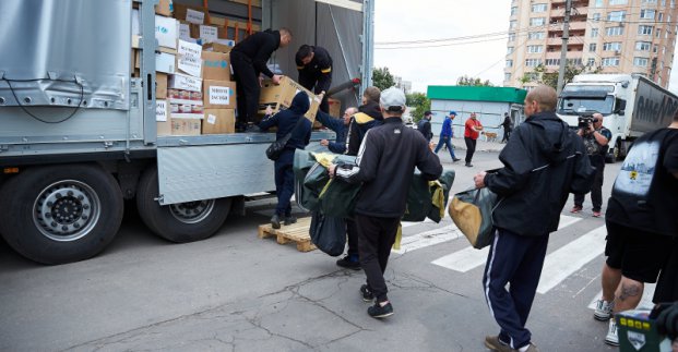 Вода, продукти, ліки, помпи: понад 100 тонн гуманітарної допомоги відправили з Харкова на Херсонщину