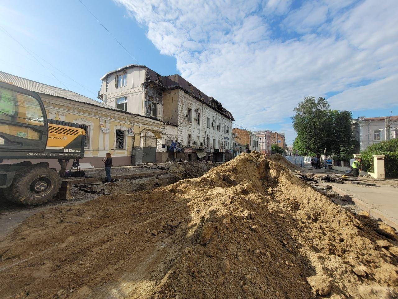 «Намітили заміну 30 метрів ділянки водоводу»: в центрі Харкова працюють комунальники