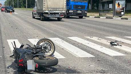 На Харківському шосе мотоцикліст врізався в автівку