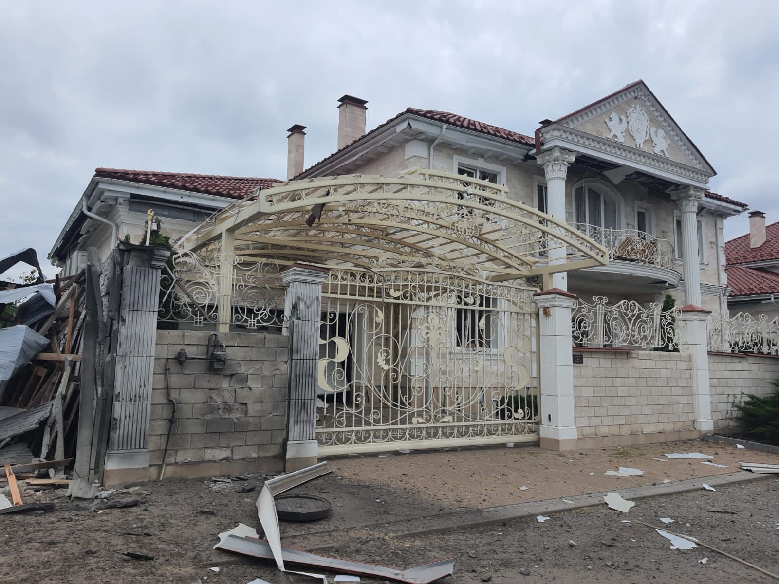 Пошкоджені будинки та господарчі споруди: 20 населених пунктів на Харківщині залишаються під обстрілами