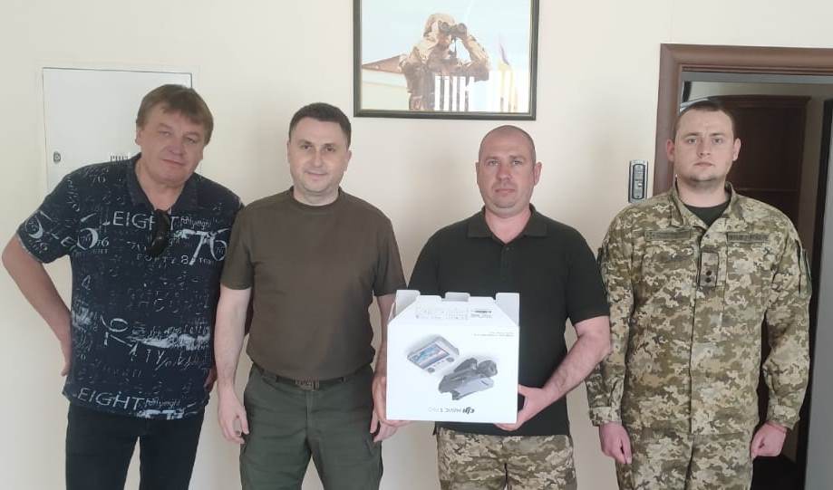 Прикордонники отримали безпілотник DJI Mavic 3 PRO від українських селебриті