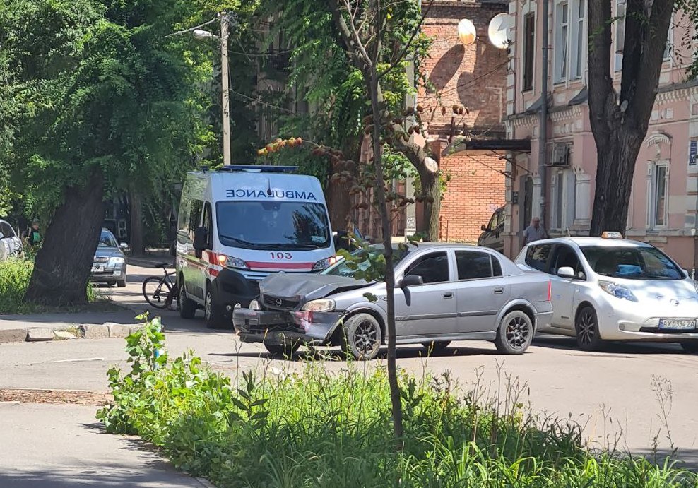 ДТП в центрі Харкова: одна з автівок вилетіла на тротуар