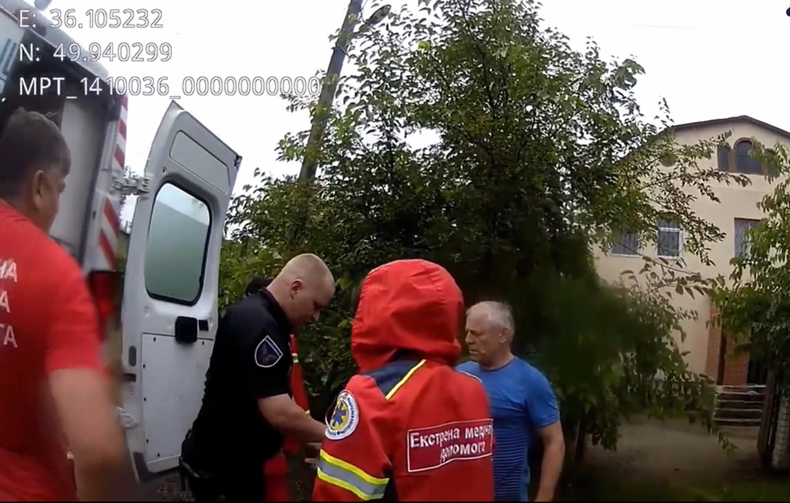 У Пісочині поліцейські врятували життя чоловікові: відео з бодікамер