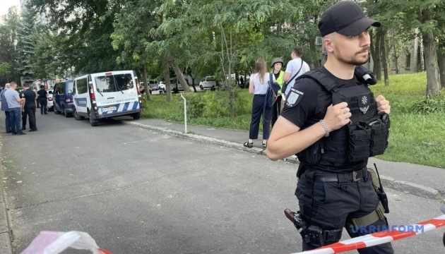 Зловмисник, який влаштував вибухи у київському суді, загинув