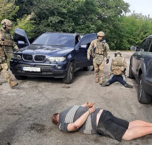 На Дніпропетровщині знешкодили злочинне угруповання, учасники якого торгували наркотиками та зброєю у трьох регіонах
