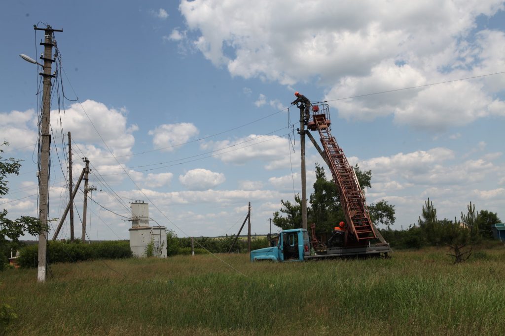 Харківські енергетики відновили електропостачання у селі на кордоні з Луганщиною