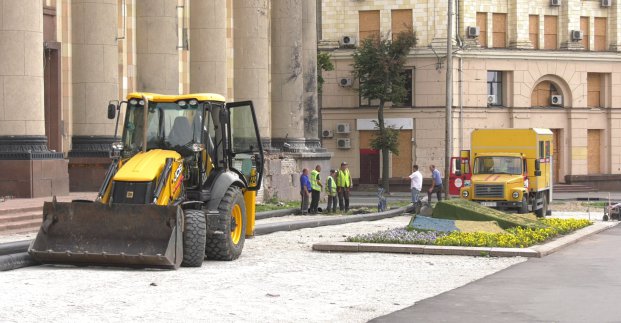Асфальт не на часі – несіть граніт: біля Харківської обладміністрації облаштовують нові тротуари