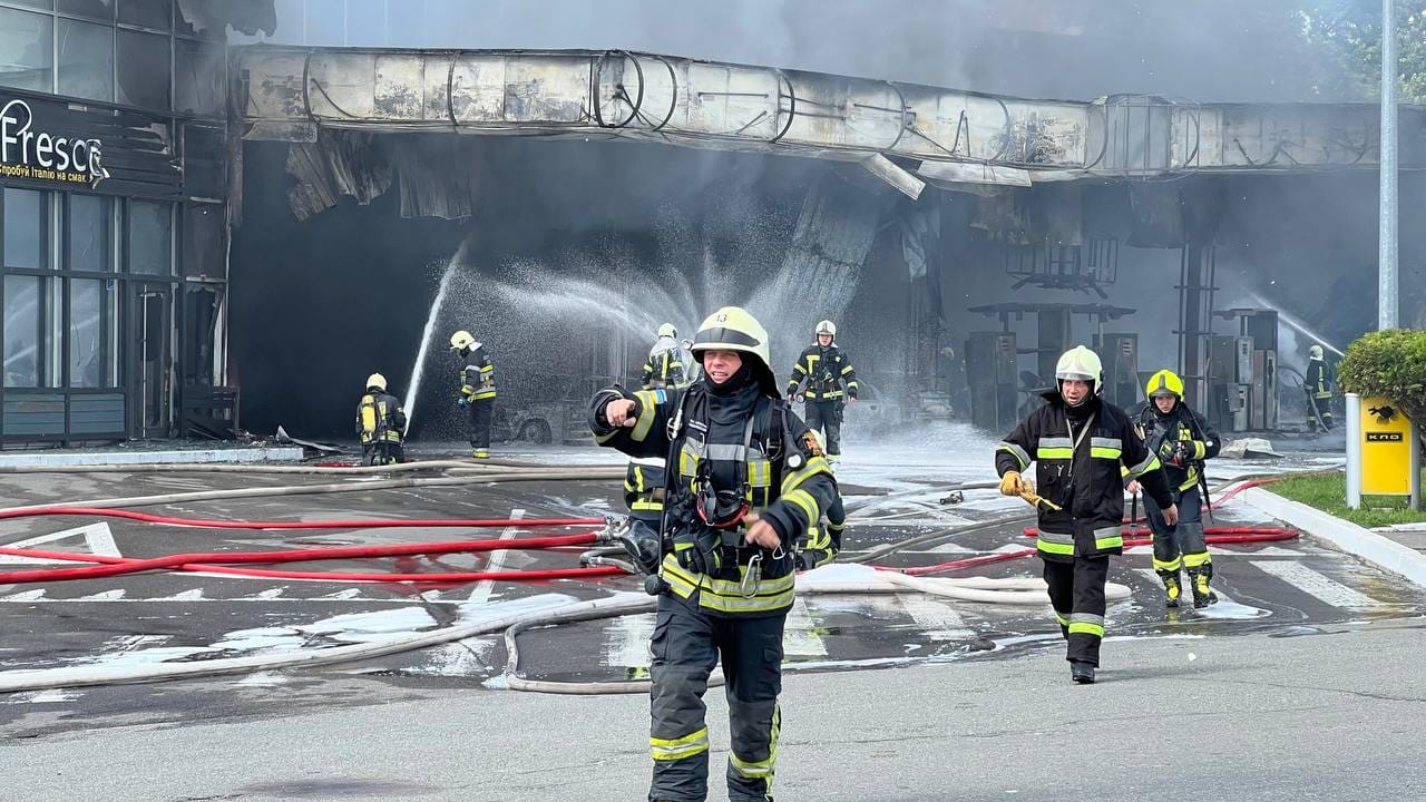 Масштабна пожежа на АЗС у Києві: з’явилося відео ДТП, що спричинила загоряння