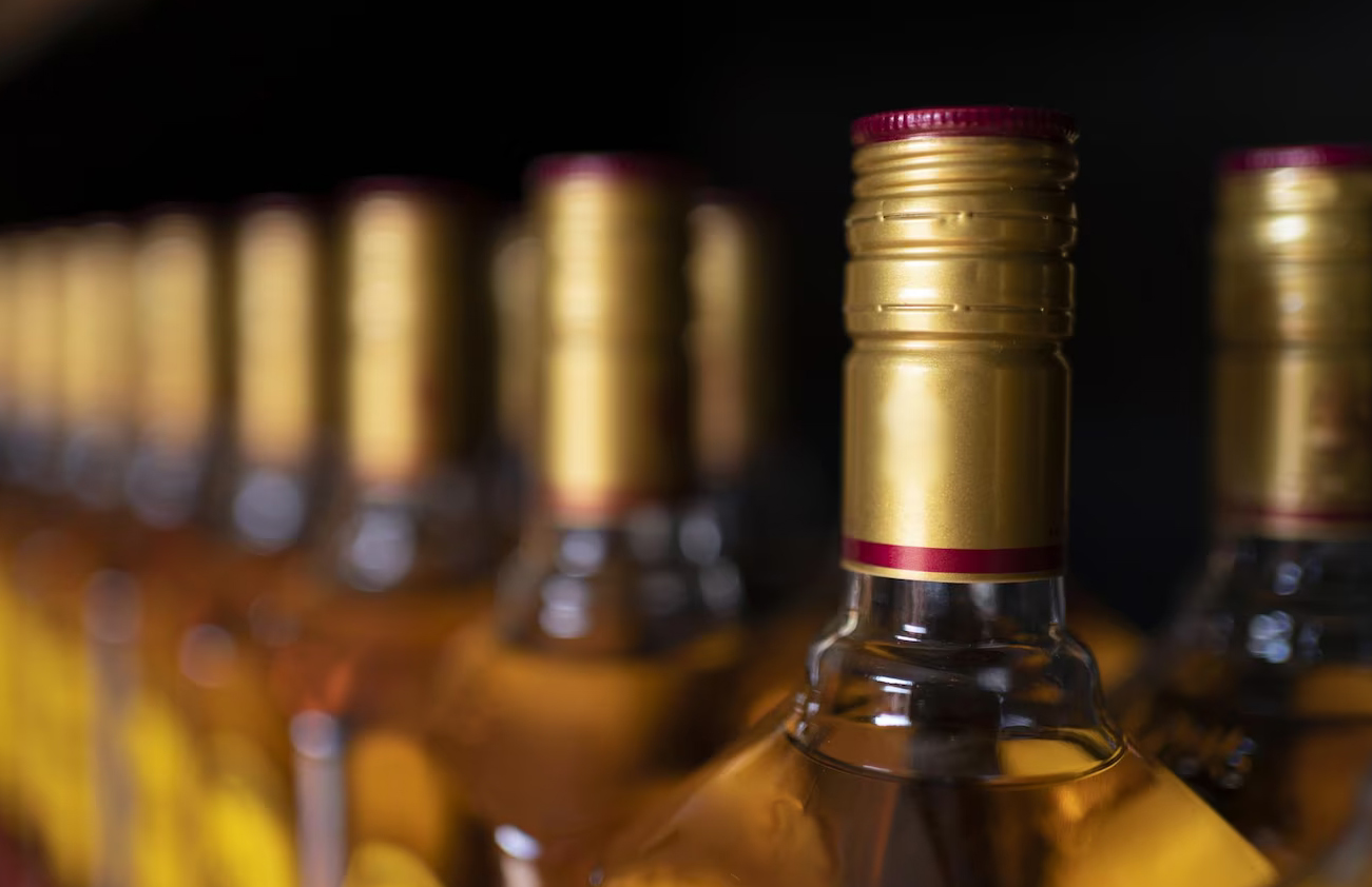 Алкоголь знову подорожчає: уряд планує підвищити мінімальні ціни