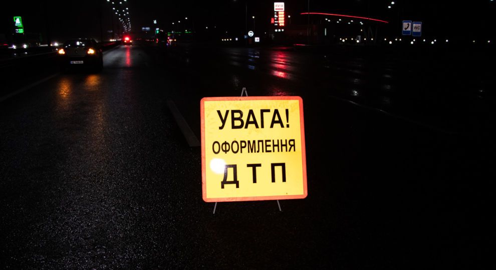 В селі Андріївка на Харківщині автівка врізалася в мопед: двоє постраждалих, водій авто втік