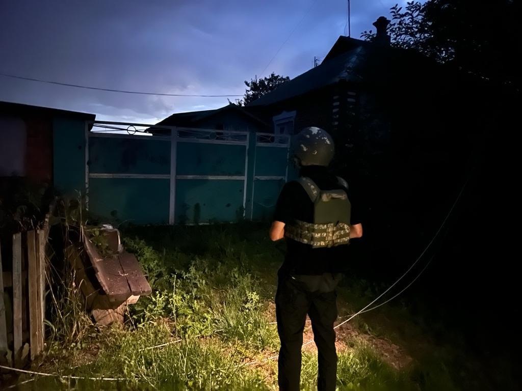 Через ворожі обстріли поранення отримав житель Вовчанська: правоохоронці фіксують наслідки