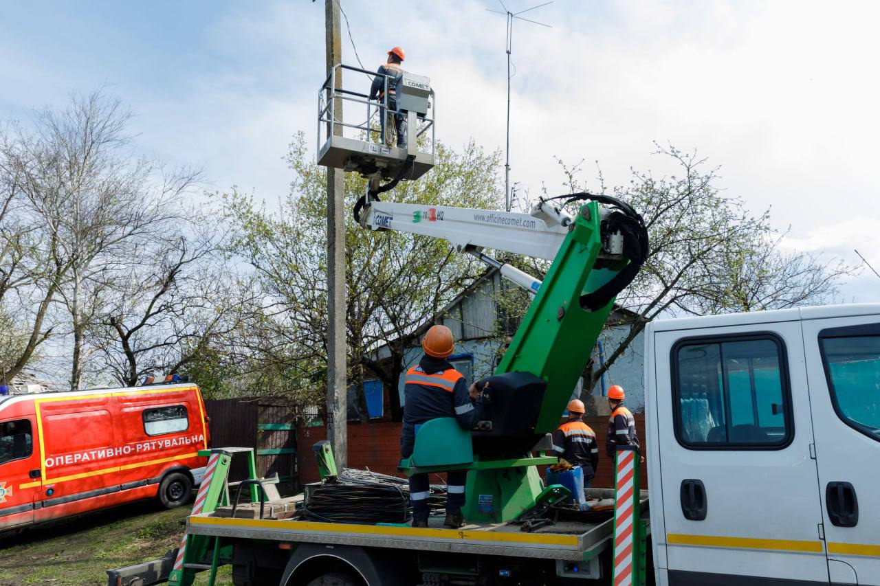 Енергетики відновили електропостачання в селі Синичено
