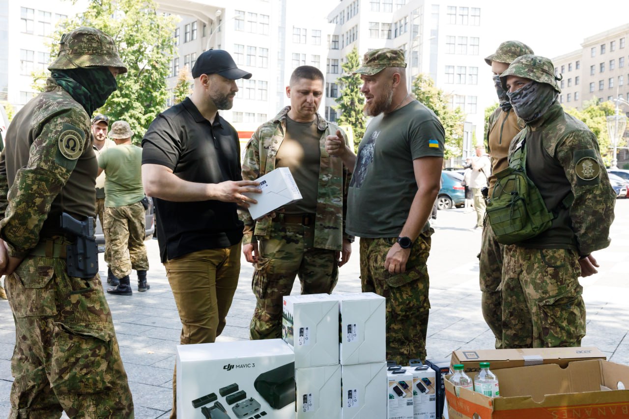 4 легкові авто та 2 карети швидкої допомоги передали військовим, що боронять Харківщину: ХОВА