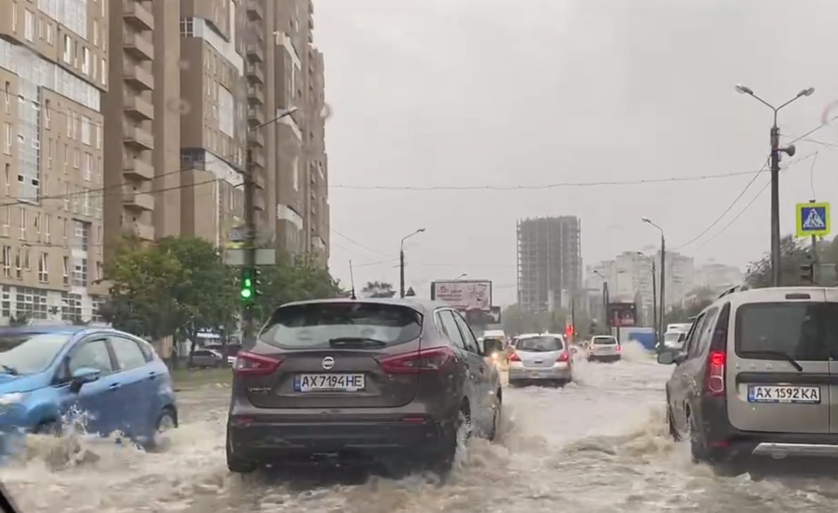 Злива у Харкові: частково не курсує громадський транспорт