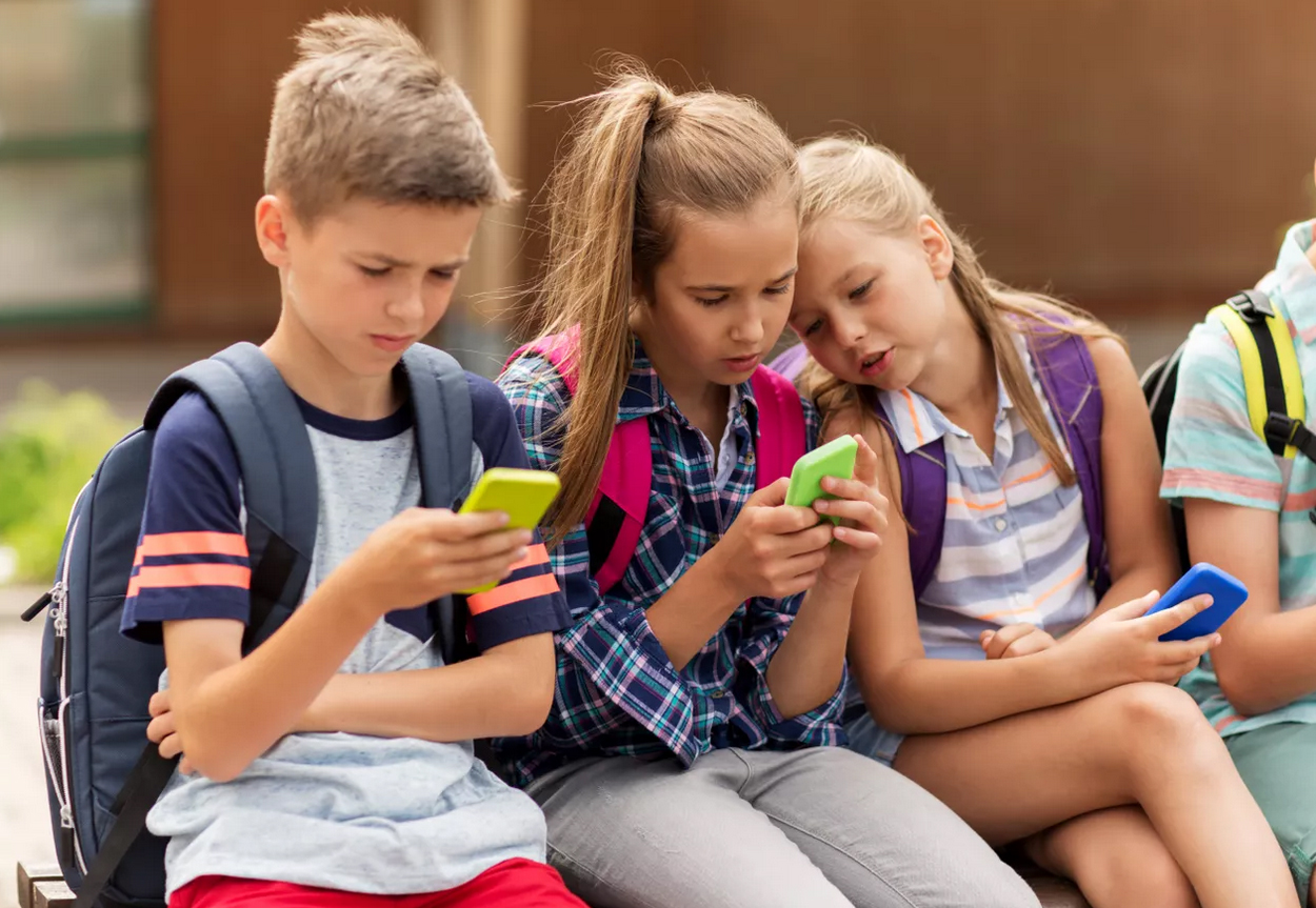 Заборонити смартфони у школах по всьому світу: ЮНЕСКО