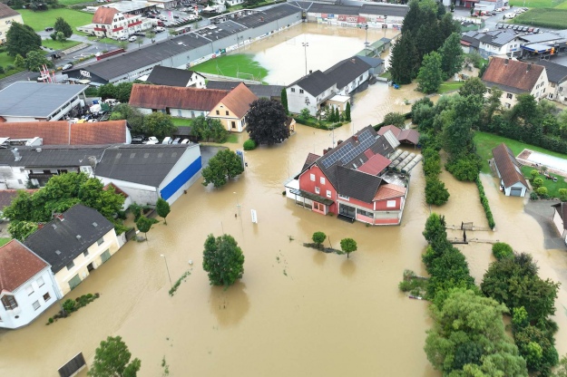 Через проливні дощі та повені в Австрії затоплені будинки, загинула людина
