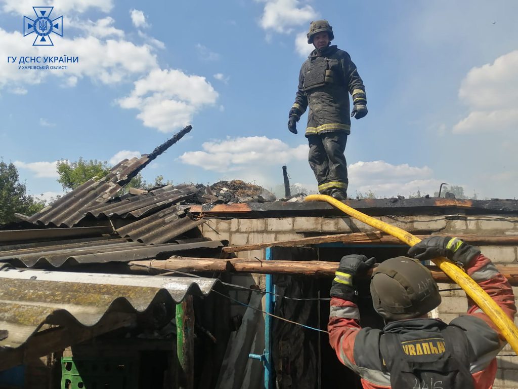 Відразу 2 пожежі в обстріляному  прифронтовому селі Петропавлівка: ДСНС