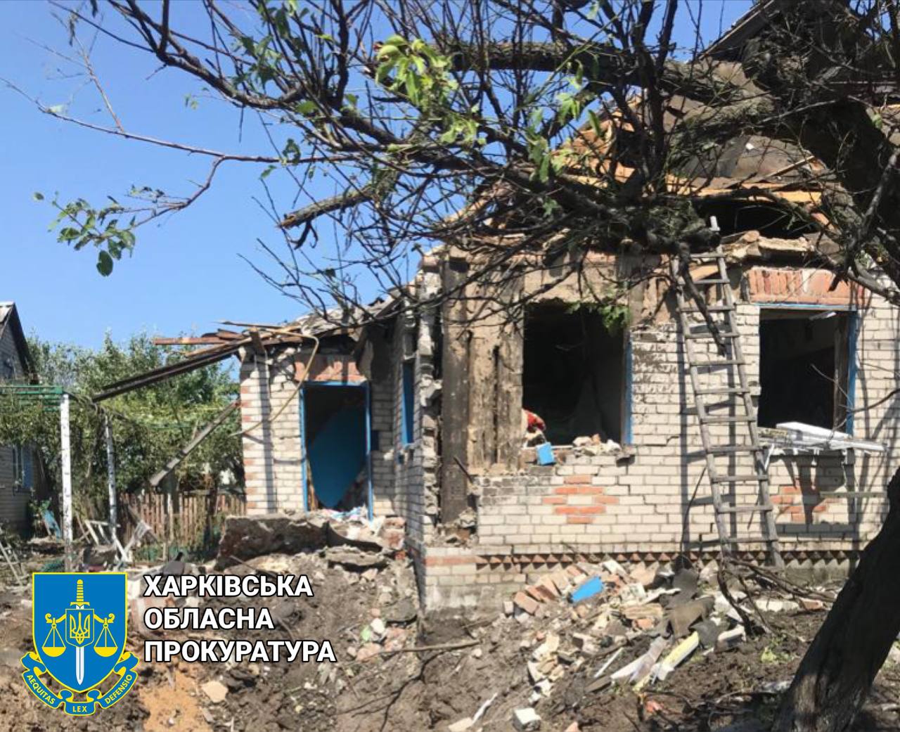 Внаслідок ворожого обстрілу села на Харківщині поранено чоловіка