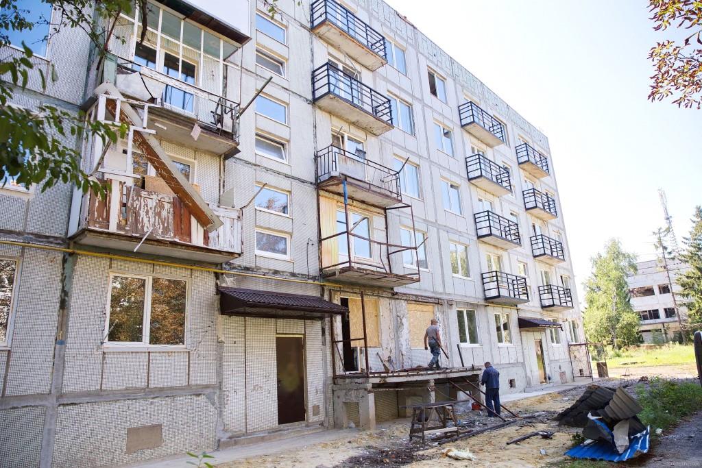 У Чугуєві відновлюють два багатоквартирні будинки, пошкоджені російськими обстрілами