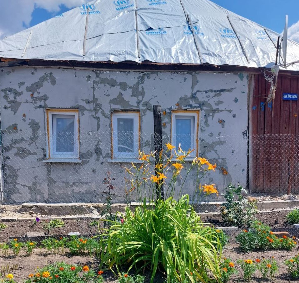 У Золочівській громаді міняють вікна в пошкоджених обстрілами будинках: хто отримує допомогу в першу чергу