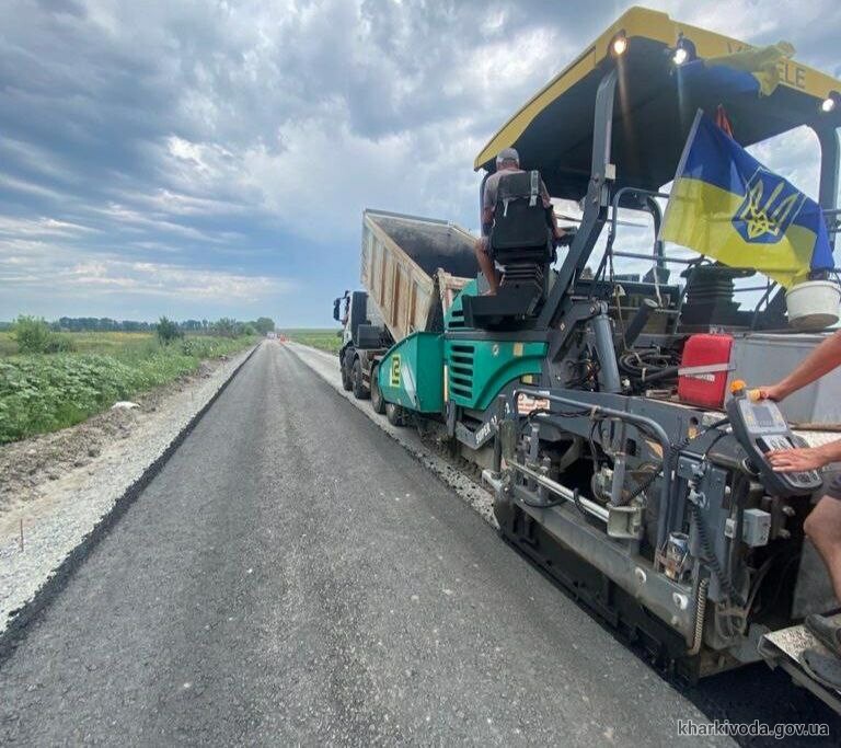 Ремонт дороги біля Старого Салтова: дорожники відновили 13 км покриття
