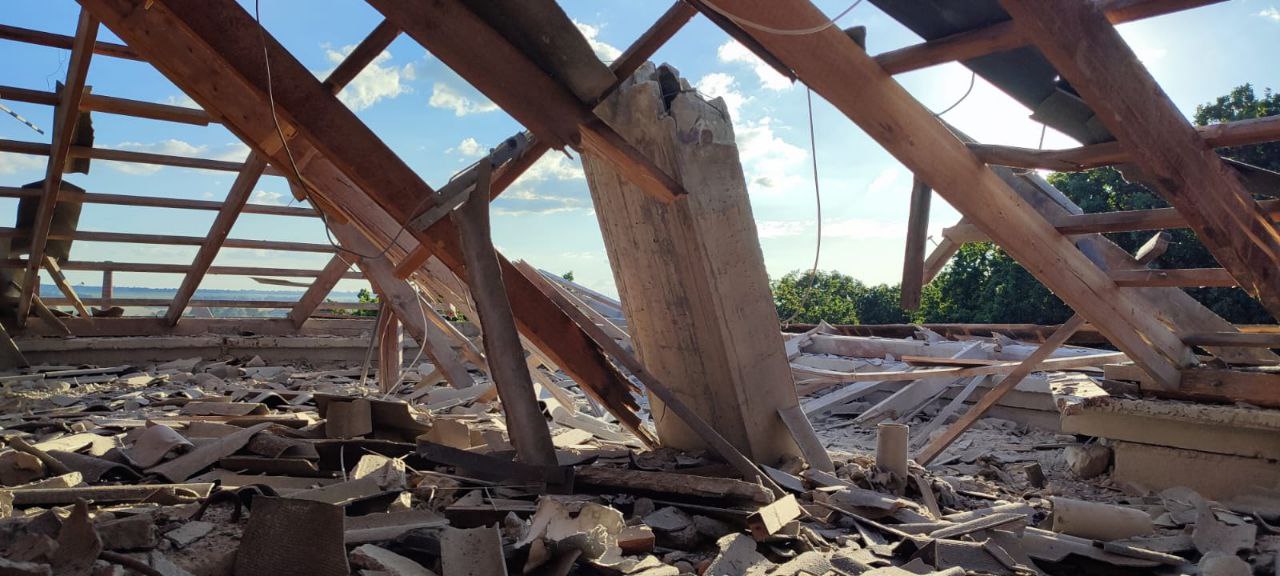 Знесені дахи, відсутнє електропостачання: окупанти обстріляли село Івашки в Золочівській громаді