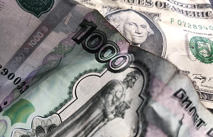 Курс долара в росії перевищив 100 рублів: такого не було з березня 2022 року